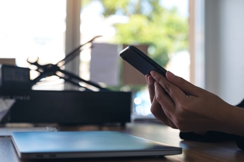 Imprima a partir de qualquer lugar: Um guia para integrar o seu iPhone com impressoras sem fios