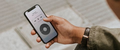 Mehr als Technik: Was unser Smartphone über uns erzählt und warum wir länger daran festhalten