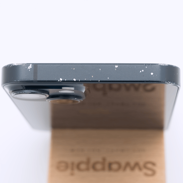 Prijateľný condition, top edge — the top of the frame of a typical phone at this grade