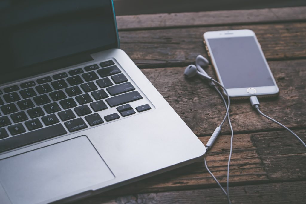Come passare da Android ad iPhone. Macbook, iPhone e cavetti.